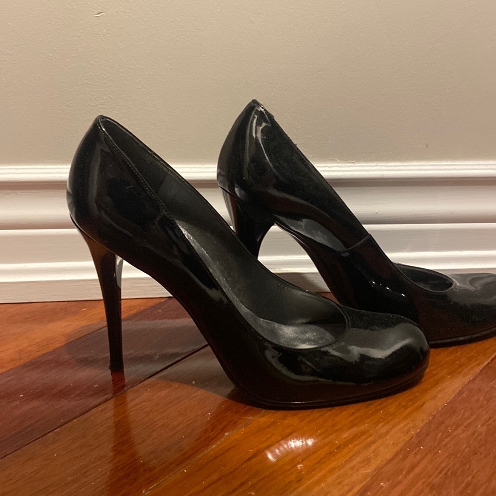 Stuart Weizmann stiletto heel. Black patan heel. Classic